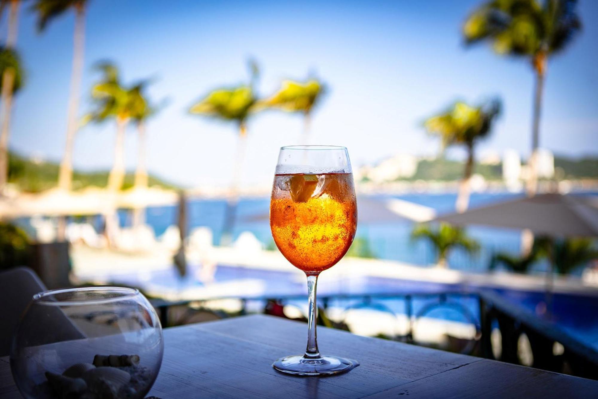 Hotel Camino Real Acapulco Diamante Exterior foto A glass of Aperol Spritz
