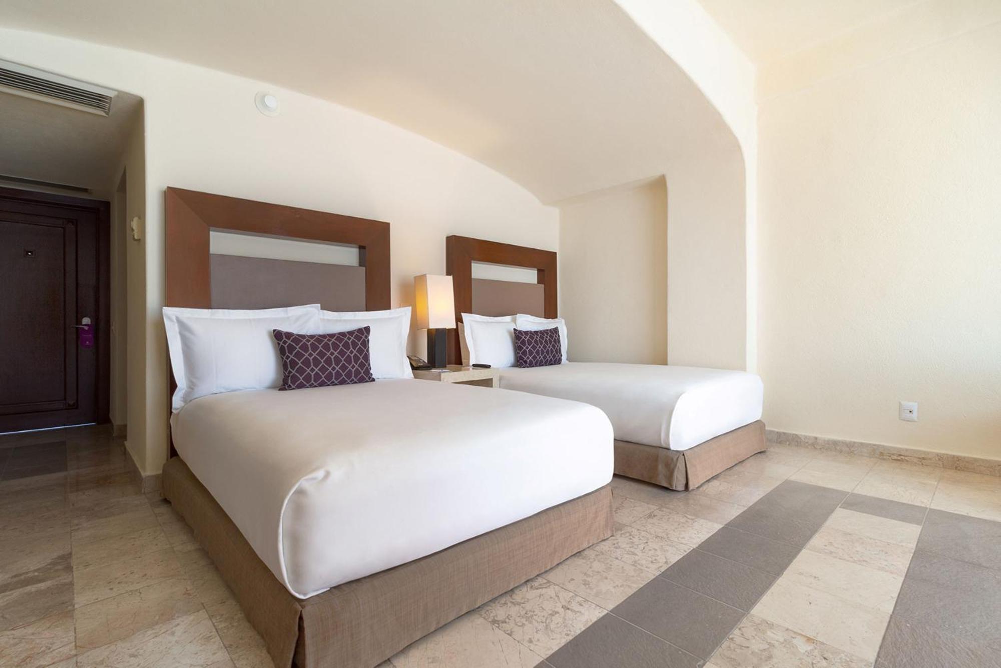 Hotel Camino Real Acapulco Diamante Exterior foto A guest room at the hotel